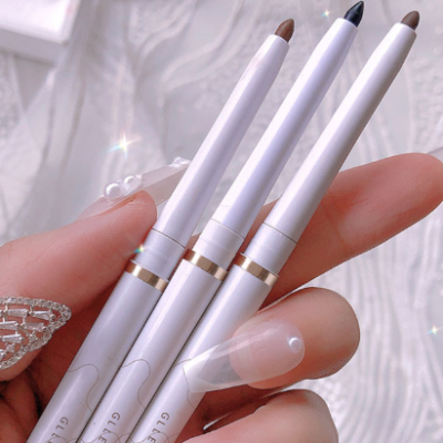 Before and after showing eye enlargement effect with waterproof eyeliner application