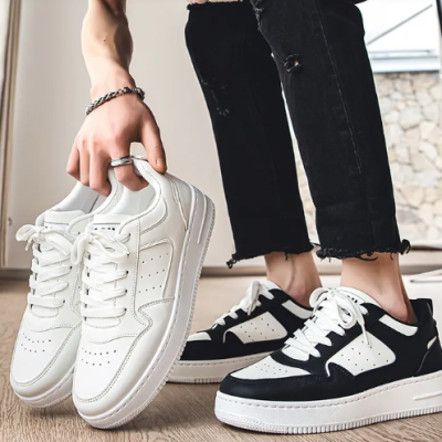 All-matching white sneakers